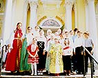 Выступление для детей перед храмом на Пасху 2002 г.